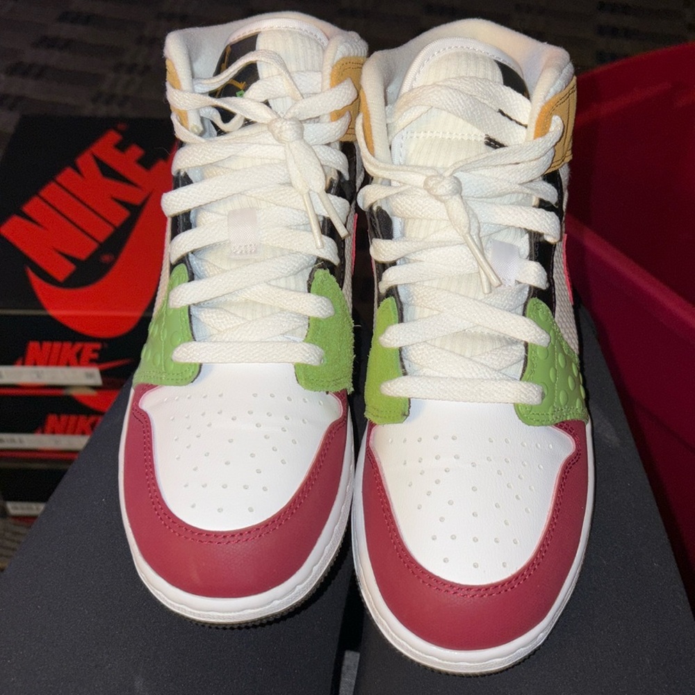 Jordan 1 Mid Messy Room size 6.5 grade school.